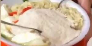 Sedih, Mi Rebus Siap Makan Ketumpahan Merica Sebotol