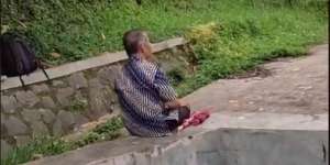 Haru, Wanita Ini Pulang Kampung Dijemput Sang Ayah di Pinggir Jalan