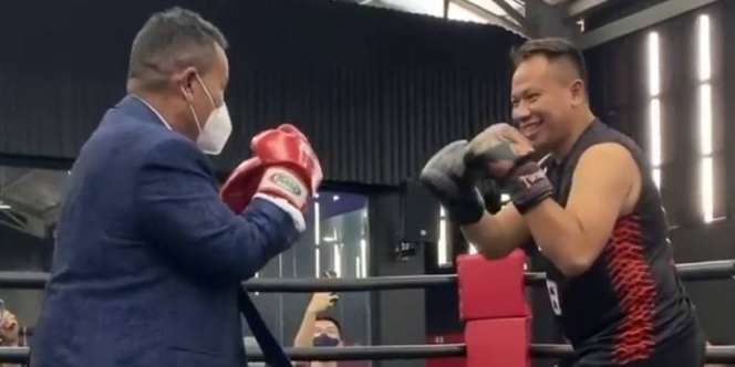 Seru Tapi Kocak, Momen Hotman Paris Lawan Vicky Prasetyo di Atas Ring Tinju