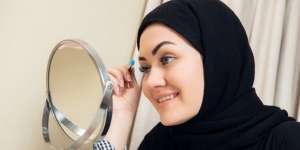 Trik Merias Alis Unik untuk Membuat Wajah bak Model