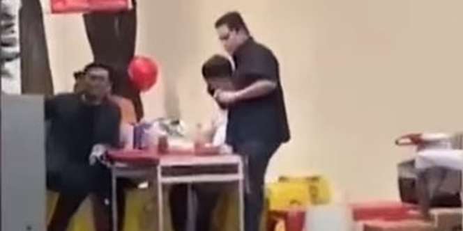 Driver Ojol Ketemu Sosok Tak Asing Asyik Makan di Pinggir Jalan, Ternyata Menteri