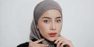Gaya Aghnia Punjabi Pakai Outfit Earth Tone, Pattern Hoodie-nya Unik Banget