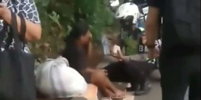 Aksi Mengagumkan Polisi Lihat Pemulung, Menepi dan Beri Makanan
