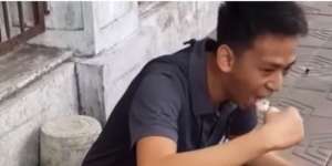 Pemuda Asyik Duduk Lesehan dan Sarapan di Angkringan, Tak Sangka Ternyata Cucu Sultan HB X