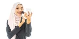 Bukan Cuma Kontur! Begini Trik Pipi Lebih Tirus dan Kencang Lewat Pemakaian Blush