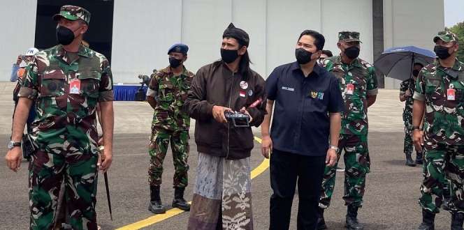Dulu Viral, Kini Santri Madura Terbangkan Miniatur Pesawat Garuda Bareng Erick Thohir