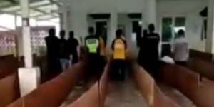 Heboh Shaf Sholat Dibatasi Pakai Papan Triplek: Udah Kayak Jalan Tamiya