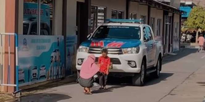 Lihat Mobil Patroli Polisi, Bocah Ini Langsung Minta Foto