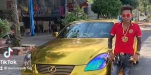 Penjual Kadal Ini Jadi Sultan: Pakai Perhaisan Emas 2 Kg, Punya Motor dan Mobil Lexus Berlapis Emas