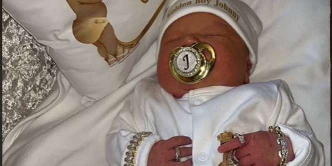 Heboh Video Bayi Pakai Dot dari Emas, Tajir Sejak Lahir