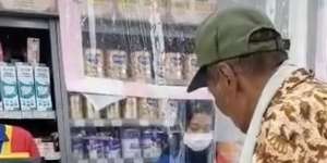 Kakek Tukang Sol Sepatu Beli Popok untuk Sang Istri, Kisahnya Bikin Warganet Haru