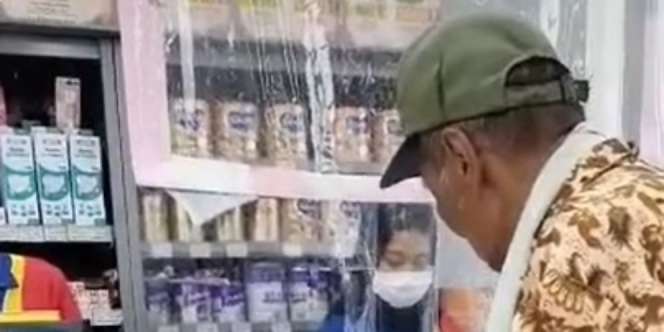 Kakek Tukang Sol Sepatu Beli Popok untuk Sang Istri, Kisahnya Bikin Warganet Haru