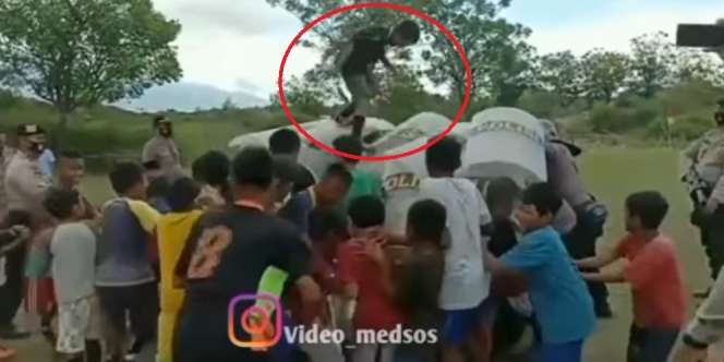 Viral Simulasi Demo Polisi Libatkan Anak-Anak, Aksi Bocah Kaus Hitam Jadi Sorotan karena Terlalu Menghayati Peran