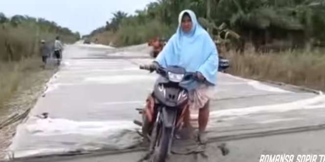 The Power of Emak-Emak Terobos Jalan Baru Dicor, Pekerja: `Nggak Punya Pancasila Ibu`