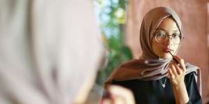 Tutorial Membuat Gaya Bibir Ombre yang Lebih Rapi Seperti Riasan MUA