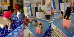 Viral Desain Rumah dengan Interior Unik, Kolam Renang di Ruang Keluarga