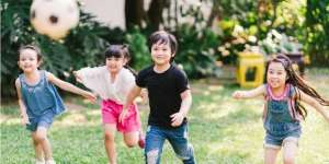 Merasa Anak Terlalu Manja? Mungkin Ayah Bunda Sering Lakukan Hal Ini