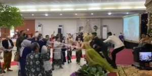 Detik-Detik Pengantin Terseret Keluar Pelaminan Akibat Aksi Lempar Bunga