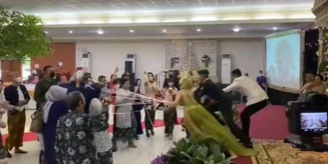 Detik-Detik Pengantin Terseret Keluar Pelaminan Akibat Aksi Lempar Bunga