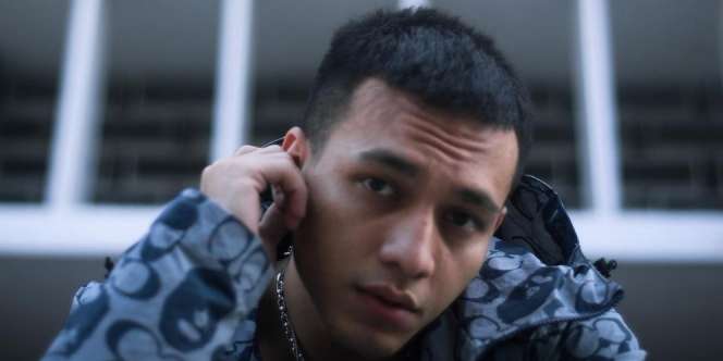 Duh! Rebahan di Pinggir Sungai, Penampilan Jefri Nichol Bikin Geger