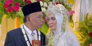 Buah Kesabaran, Kakek Ini Akhirnya Bisa Memperistri Cinta Pertamanya di Usia 61 Tahun