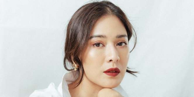 Dian Sastro Tunjukkan Kamar Mandi di Rumahnya, Mirip Perpustakaan