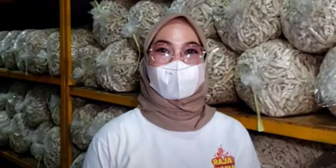Dulu Sempat Diusir Tetangga, Wanita Cantik Ini Kini Sukses Jualan Basreng Beromzet Rp100 Juta Perhari