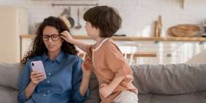 Distracted Parenting, Gaya Asuh yang Bisa Picu Sikap Kasar ke Anak