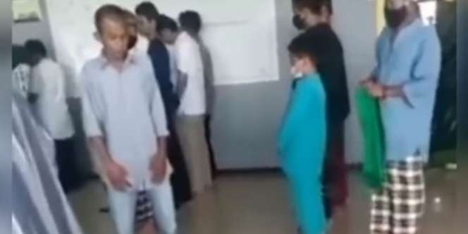 Viral! Pria Salah Hadap Kiblat Pas Sholat Jemaah, Diingatkan Malah Ngamuk