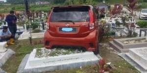 Mobil Nyelonong dan Nangkring di Atas Makam, Cerita di Balik Kecelakaan Bikin Pilu