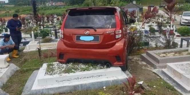 Mobil Nyelonong dan Nangkring di Atas Makam, Cerita di Balik Kecelakaan Bikin Pilu
