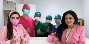 Aurel Melahirkan di Tanggal Cantik, Ashanty & Krisdayanti Kompak Serba Pink Sambut Baby A