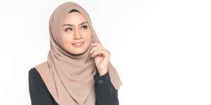 Gaya Hijab Menutup Dada Terlihat Stylish, Coba Yuk!