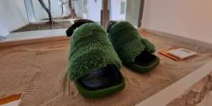 Ditampilkan Unik Seperti Pameran, MKS Shoes Hadirkan Alas Kaki dari Karpet