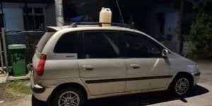 Kesal Mobil Tetangga Sering Parkir Depan Rumah Tanpa Izin, Tulisan di Jeriken Bikin Kapok