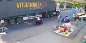 Rekaman CCTV Detik-Detik Menegangkan Balita Nyaris Disambar Truk Trailer, Wanita Penyelamat Jadi Sorotan