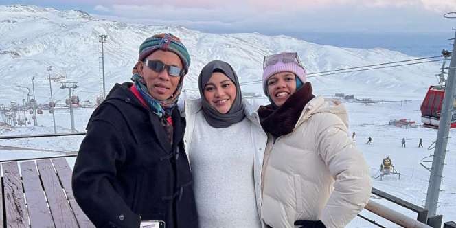 Banyak Diam, Ekspresi Ayah Atta Halilintar Disorot Saat Ucapkan Selamat ke Aurel Hermansyah
