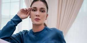 Hias Leher dengan Kalung Rp1,3 Miliar, Lihat Tampilan Luna Maya