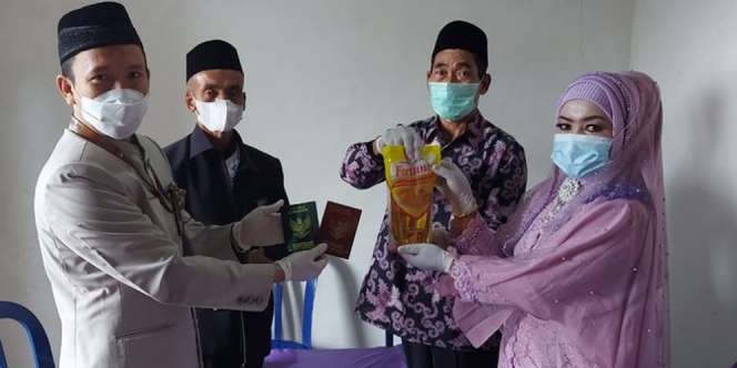 Unik, Pasangan Ini Menikah dengan Mahar Minyak Goreng