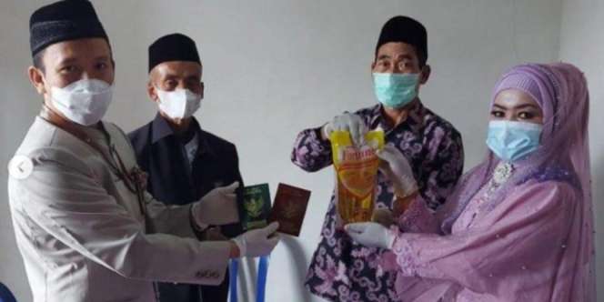 Pasangan di Ponorogo Menikah dengan Maskawin 1 Liter Minyak Goreng