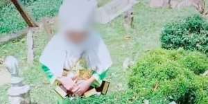 Sedih, Adik Ini Pamer Banyak Prestasi ke Makam Ayahnya