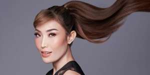 Deretan Gaya Ayu Dewi Pakai Dad Sandals