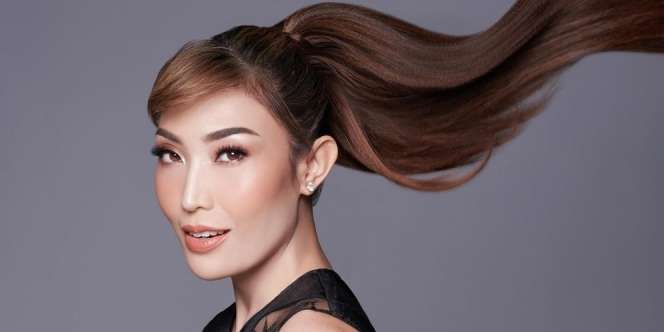 Deretan Gaya Ayu Dewi Pakai Dad Sandals