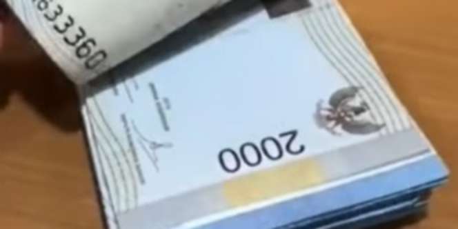Kembali Viral Video Nasabah Ambil Gepokan Rp50 Ribuan di Bank Terselip Pecahan Rp2.000