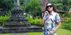 Menginjak Kepala 4, Potret Terbaru Ussy Sulistiawaty bak ABG Saat Arisan di Villa
