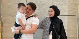 Tampilan Zaskia Sungkar 'Nge-mall' Bareng Anak & Suami, Curi Perhatian
