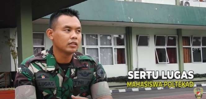 Sujud di Kaki Ibu Pas Wisuda, Penjual Gorengan yang Dulu Diremehkan Kini Jadi Prajurit TNI