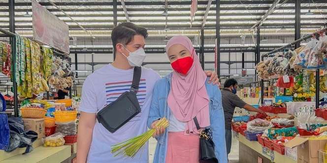 6 Artis yang Semringah Suami Temani Belanja di Pasar Tradisional