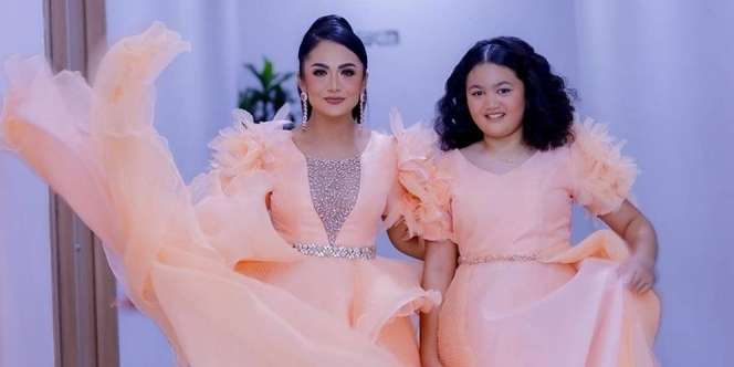 Berbalut Gaun Megah, Tengok Tampilan Kompak Krisdayanti dan Amora