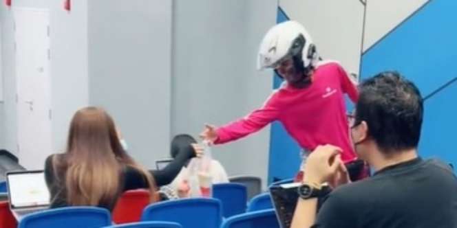 Totalitas, Pengantar Makanan Ini Antar Pesanan Sampai Masuk ke Kelas